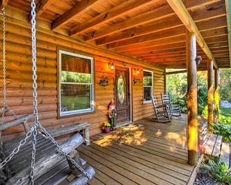 Porch and Fire Pit Rustic Log Cabin in Smokies! - Cosby - Patio