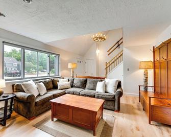 Condo with Deck and Grill Less Than 5 Miles to Loon Mountain! - 北伍德斯托克 - 客廳