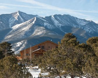 Escape to an Extraordinary Log Home, amazing views, hot tub, secluded, tranquil - Buena Vista - Balcony