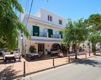 Hostal Talamanca Hab. Triple - Friendly Hostel Recently Refurbished Just A Stone's Throw F - Santanyí - Gebäude