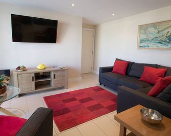 Panoramic View, Family Friendly, With Pool In Castletown, Portland - Isle of Portland - Living room