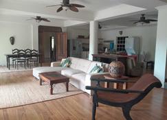 Enjoy the beautiful greenery of Santa Cruz. 20 minutes to Maracas beach! - Maraval - Living room