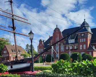 Modern spacious terraced house in the holiday home park Papenburg for 2 people - Papenburg - Gebäude
