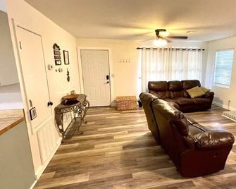 Sportsman’s retreat is a beautiful home, close to 9 marina, with a large parking - Eufaula - Living room