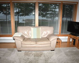 Eggemoggin Reach Oceanfront Contemporary Home With Mooring - Deer Isle - Sala de estar
