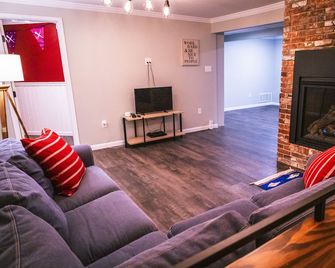 Spacious basement with brand new kitchen - Cheyenne - Living room