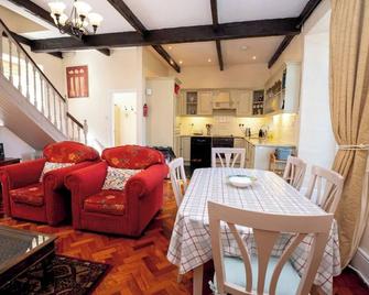 Luxury and elegant lakeside lodges, Boating activities and pet friendly.\n - Sixmilebridge