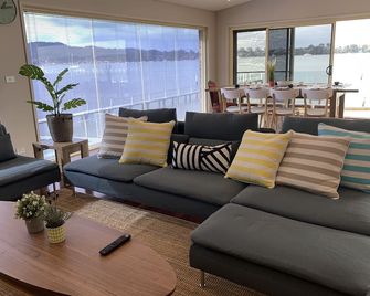 Peaceful Waterfront house Great View Private Jetty - Gosford - Living room