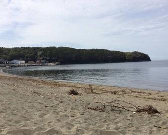 Ocean Breeze offers modern amenities in a renovated saltbox house. - Trout River - Beach