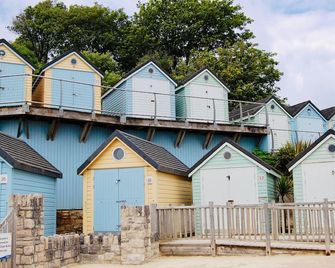 Apartmentsleeps6-Balcony-Freep-Whiterabbitretreat - Bournemouth - Building