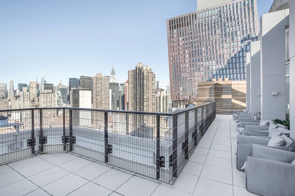 Sunny Kips Bay 3BR w/ Elevator & Doorman, near East River, by Blueground - نيويورك - شرفة