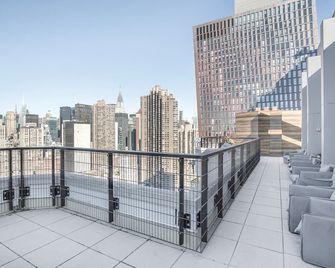 Sunny Kips Bay 3BR w/ Elevator & Doorman, near East River, by Blueground - نيويورك - شرفة