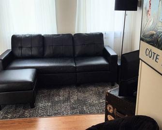 Charming 2-bedroom condo in awesome Brattleboro with WiFi, AC - Brattleboro - Living room