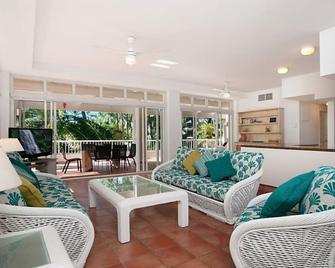 Balboa Apartments - Port Douglas - Vardagsrum