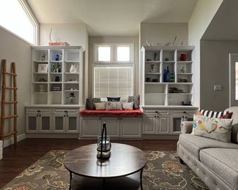 Monthly Rental: Lakeshore Home w/ Private Pool. Easy access to Theme Parks. - St. Cloud - Sala de estar
