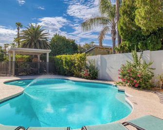 Backyard Pool, Puttinggreen, Playground Modern 5bdr White Agate by Avantstay - Scottsdale - Piscina