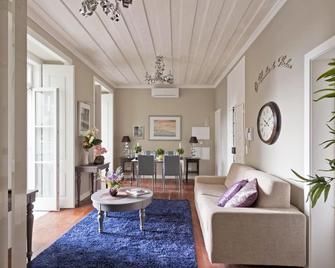 Lisbon Colours Bairro Alto Apartments - Lisbon - Living room