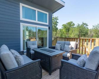 The Cove at Whitney Unit A: Luxury Lakefront Retreat with Semi-Private Cove and Fire Pit - Clifton - Balcón