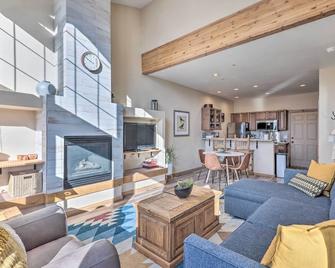 Frisco Condo with Balcony 7 Mi to Copper Mountain! - Frisco - Sala de estar