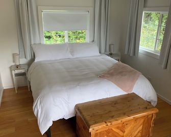 Silva Bay View Bnb - אי גבריאולה - חדר שינה