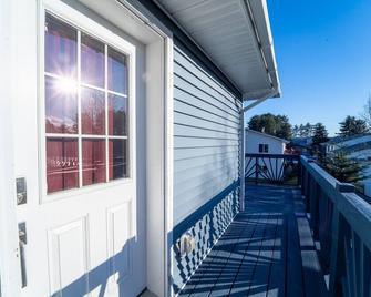 Serene 3 bed 2 Bath home - Kodiak - Balcony