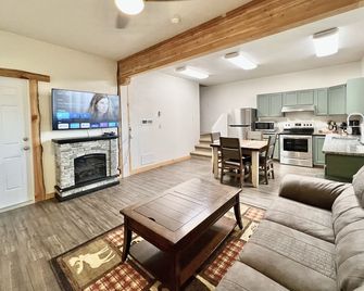 Cabin retreat near Terrace Lakes Resort - Garden Valley - Living room