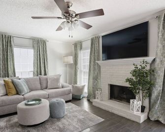 Charming townhouse 2bed/2.5 bath with patio near downtown - Birmingham - Living room