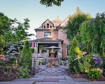 La Belle Auberge - Wellsboro - Building
