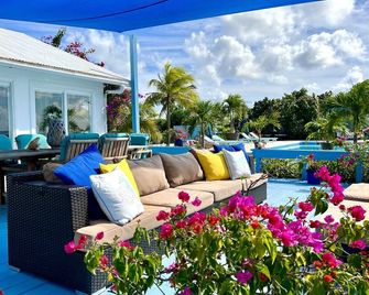 Beach front villa with private pool & panoramic ocean views - Cockburn Town - Patio