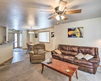 Cozy Sioux Falls House - Walk to Park! - Sioux Falls - Living room