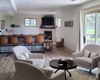 Great EAA Rental near EAA grounds in Oshkosh and Fond du Lac - Fond du Lac - Living room