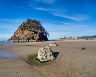 Serene home with entertainment, full kitchen & easy beach access - Neskowin - Playa