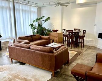Marfa House Candelaria: In the center of Marfa - Marfa - Living room