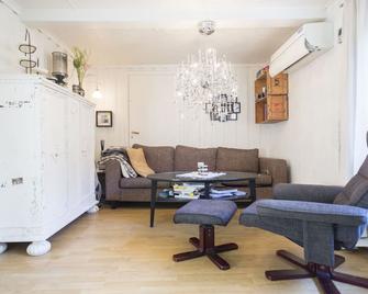 Rooms in older, charming accommodation - Sandefjord - Living room