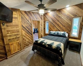 Charming cabin in Appalachian mountains of Cabins, WV with full amenities - Cabins - Bedroom