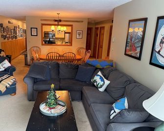 North Conway Condo-Beautiful Getaway - Intervale - Living room