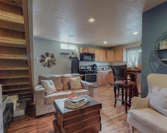Charming Bungalow Casita I-25/I-40 Interchange - Alburquerque - Sala de estar