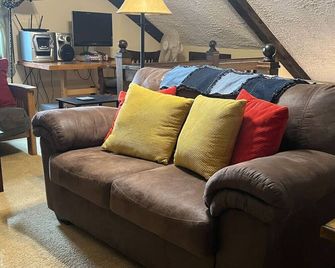 Cozy Catskill Mountain Cabin - Margaretville - Вітальня