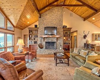 Long Range 180 Degree View Mountain Retreat, Dog Friendly - Dillard - Living room