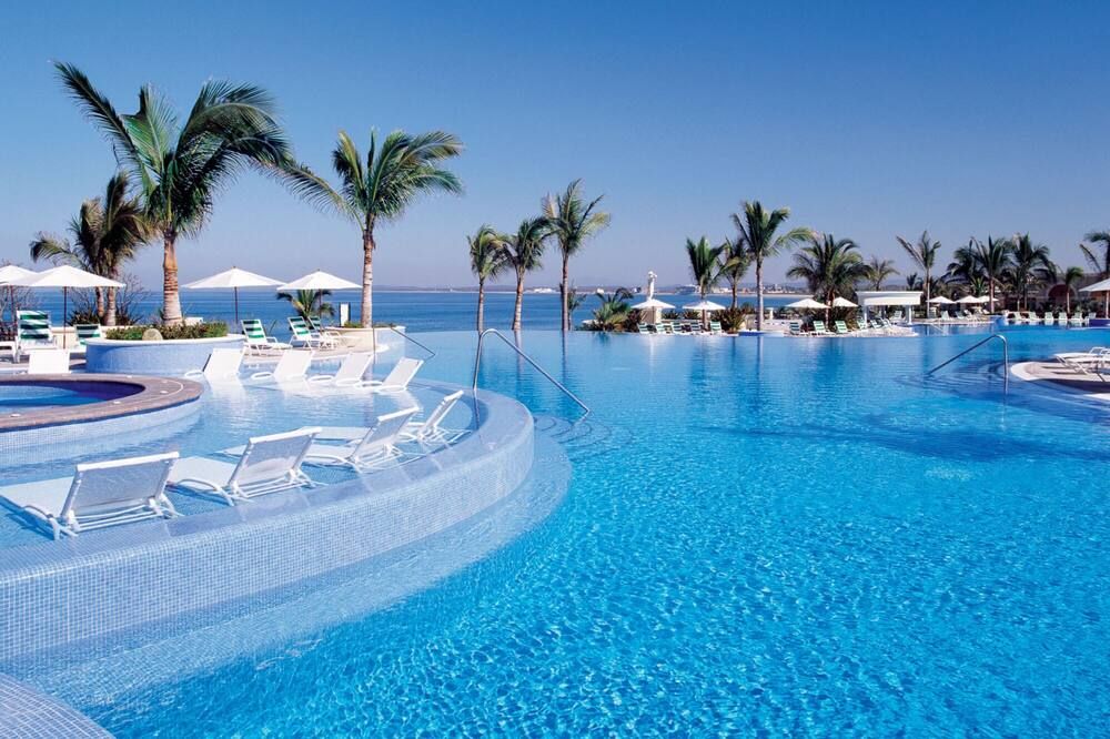 2BR Beachfront Luxury Suite with Ocean View - Best on the resort! - מזטלאן - בריכה