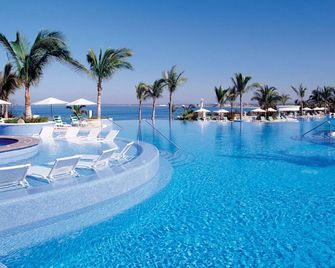 2BR Beachfront Luxury Suite with Ocean View - Best on the resort! - מזטלאן - בריכה