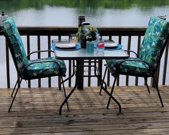Captain's Cove is a county getaway with private ponds for all of life's moments! - Muscatine