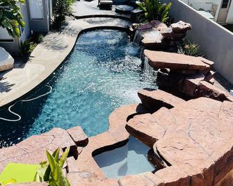 Pool fun in Murrieta, 35ft water slide, large jacuzzi, dog friendly. - Murrieta - Pool