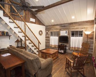 Broken Wire Cabin--Peaceful, private and safe country experience! - Orange - Living room