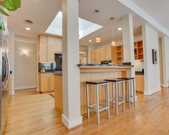 Red Door Apartment ~ 3-king Beds ~ Center Of D-twn - Greenville - Kitchen