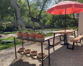 Lux Cabin On Guadalupe River Below Canyon Lake Dam - Near Whitewater Music - Canyon Lake - Patio