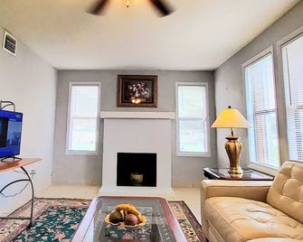 Spacious & Expansive Miami Home With Free Parking - Homestead - Living room