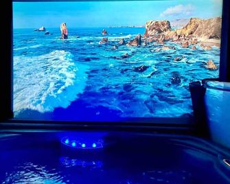 Pinecone Cottage Hot Tub & Projector at Falls Lake - Windsor