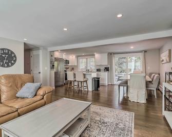 Fire Pit, Spacious Yard Hyannis Vacation Rental - Hyannis - Living room