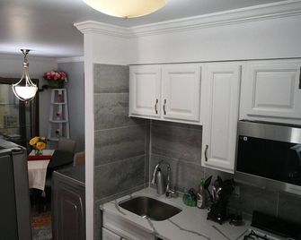 Charming 2-bedroom apartment in Brooklyn. Close to Gateway Mall & 10 min to JFK. - Brooklyn - Kitchen